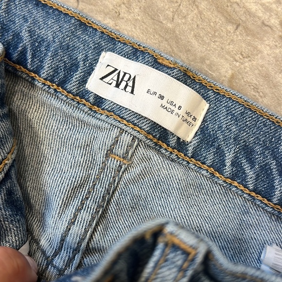 Zara Mid Rise Jeans - Picture 2 of 3